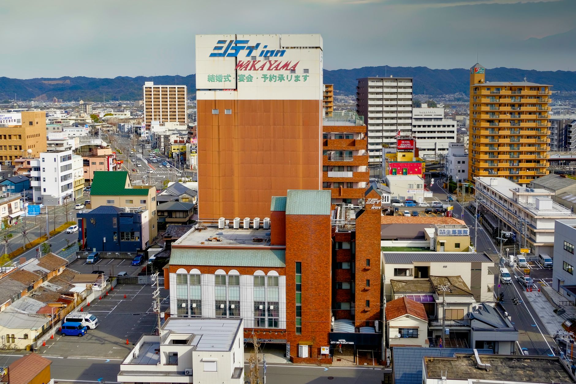 2024年の日経平均動向と今後の市場予測:上昇の背景と注意すべきポイント - 市場の二極化と注目セクターの動き